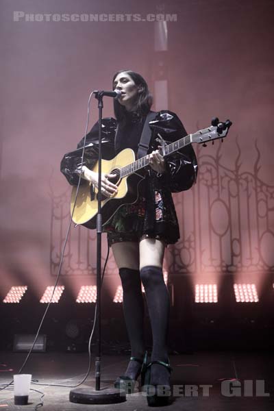 CAROLINE POLACHEK - 2019-11-02 - PARIS - Grande Halle de La Villette - Nef - 